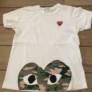 T-shirt från comme des garçons, den har några defekter så skriv om ni vill ha bättre bild, men de går lätt bort med vanish (därav billigt pris)