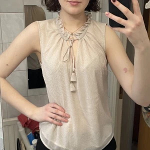 Beige blus - Söt blus med knyte där fram. Ger mig lite Stockholmsstil vibes✨ Tyget är lite skimmrigt. 