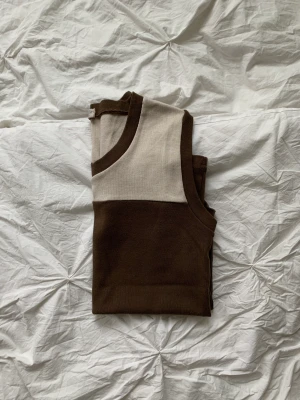 Brunt linne - Brunt linne med vrigning. Stretchigt material och i helt nyskick🌷