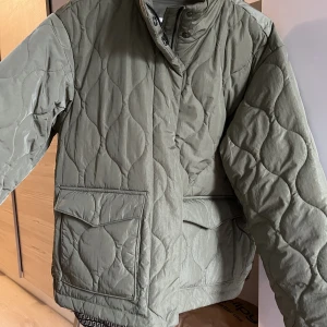 Quiltad jacka- Other stories  - Nästan oanvänd quiltad jacka från Other stories i grönt. STORLEK-nypris 1300kr