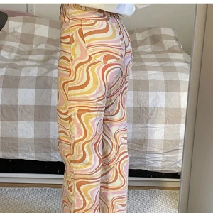 Färgglada jeans - Ett par färgglada jeans i storlek XS. Passar mig som vanligtvis har S/36. De är köpta här på plick men endast använda en gång, så de är i nyskick. Hör av er om ni har några frågor!