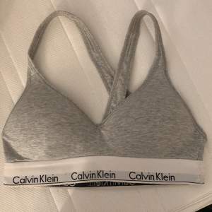 Säljer denna bh från Calvin Klein i storlek S. Säljer den pågrund av dålig användning💕