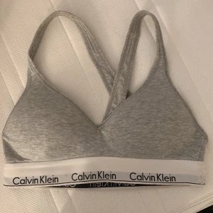 Calvin Klein bh - Säljer denna bh från Calvin Klein i storlek S. Säljer den pågrund av dålig användning💕