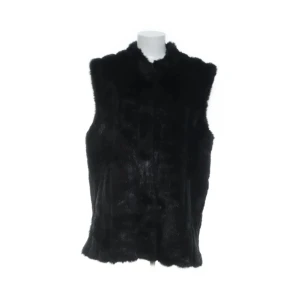 Pälsväst  - En svart och väldigt mysig pälsväst som är perfekt nu mot våren. 