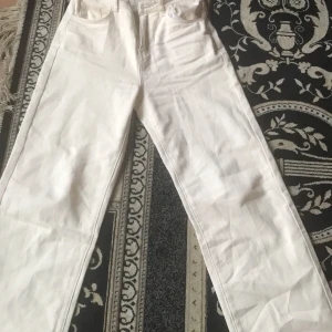 Helt nya jeans!! 🫶🏼😍 - Beställde fel storlek, fick den nyss, har aldrig användt, tvättad och helt ny, rekommenderar folk som e 160-167 cm 