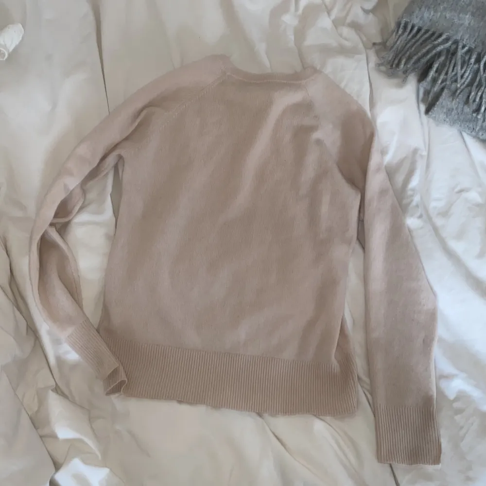 Ljusrosa/beige Kashmir tröja från softgoat. Använd några gånger men är i fint skick. Säljer då jag fick i den i present och den inte kommit tillräckligt mke till användning.. Stickat.