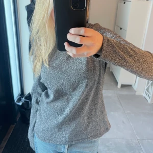 Tröja  - En super fin glittrig tröja från hm. Med knappar bak. Den är i storlek M.💖