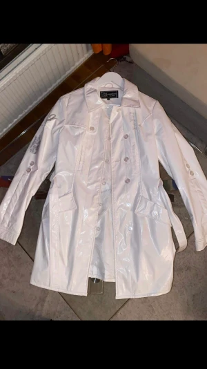 Vit Kappa - Hej säljer denna kappa, har inte använt den på ett tag så jag tänkte att det skulle kunna vara mer värt att sälja den till en som du?? 😁😁