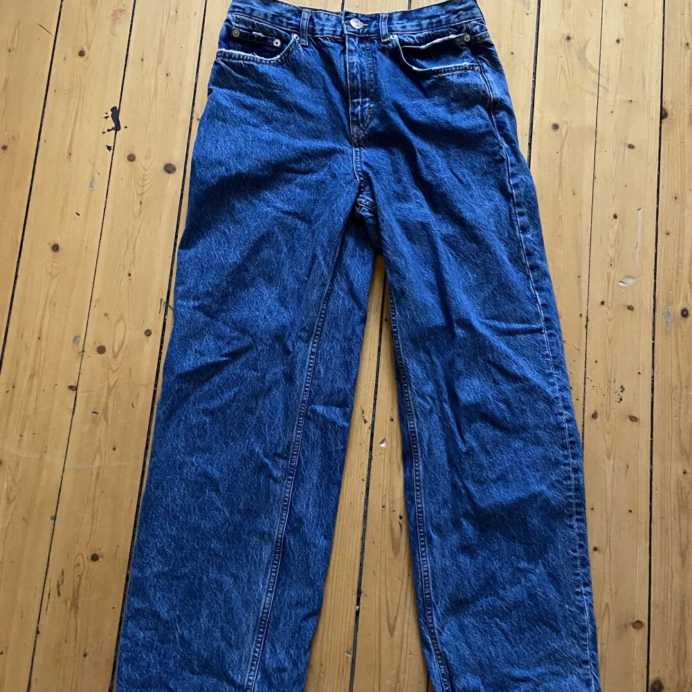 Ett par mid wasit oversized jeans ifrån pull & bear. De är ganska välanvända men är fortfarande i gott skick. Jeans & Byxor.