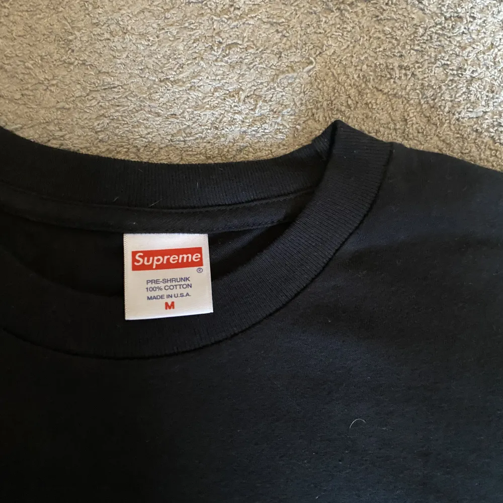Helt ny Supreme tröja som aldrig varit använd . T-paidat.