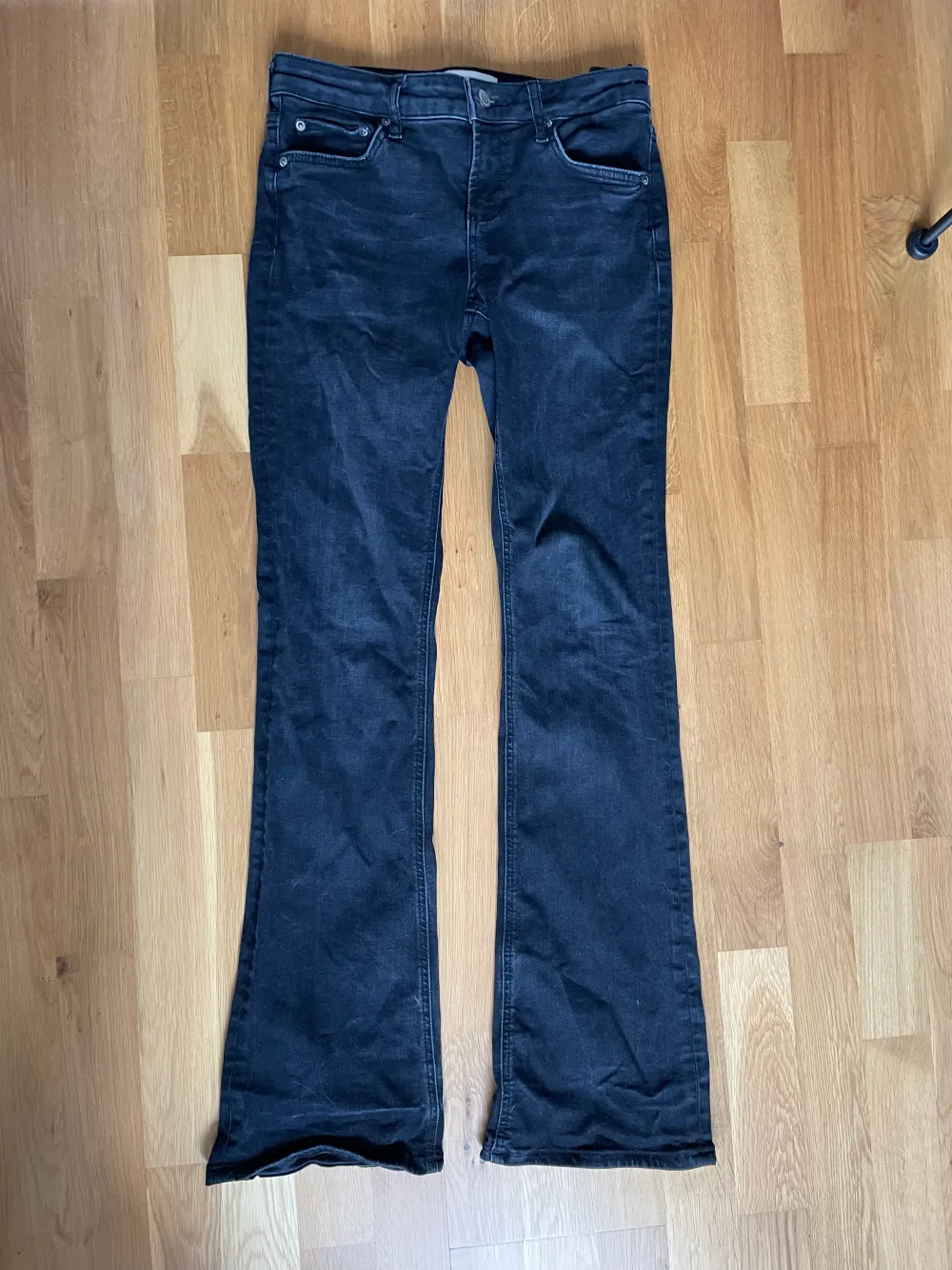 Lågmidjade bootcut jeans från Zara. Sparsamt använda och slutsålda online. Jeans & Byxor.