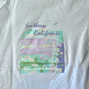 Pastel tshirt - En somrig pastellfärgad tshirt 🤍 Perfekt för sommaren, köpt secondhand och är i bra skick, liten svart fläck på sidan av magen men ingenting man märker
