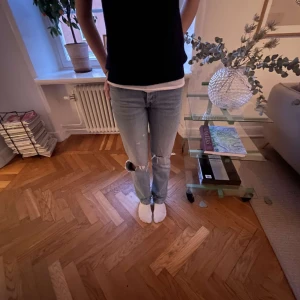 Zara jeans  - Säljer dessa sjukt snygg jeans från zara. Har tagit av fickan själv. Köparen står för frakt❣️