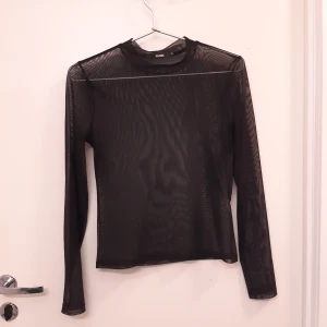 Mesh top - Svart mesh top från Bik Bok i storlek S.  I hyfsat gott skick. Säljer för 70 kr + frakt