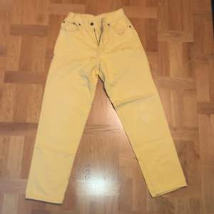 Ett par gula några år gamla jeans! Storlek: oklar men runt xs Sick: Fint skick, bara en liten fläck på vänstra benet.