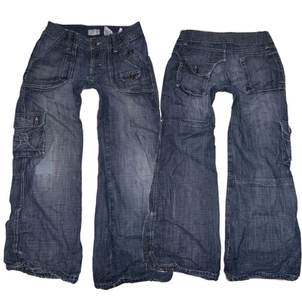 Säljer dessa super fina jeansen i cargo stil! I barnstorlek men passar Xs eller XXs. Skriv för mått !. Jeans & Byxor.