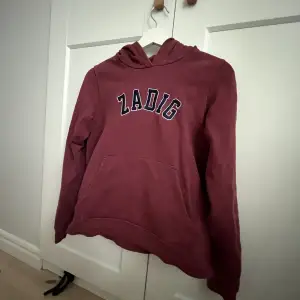 Skit snygg Zadig hoddie i storlek 14 år säljer för 400kr men vid snabb affär 350kr ❤️kan ha så defekter på vissa ställen 