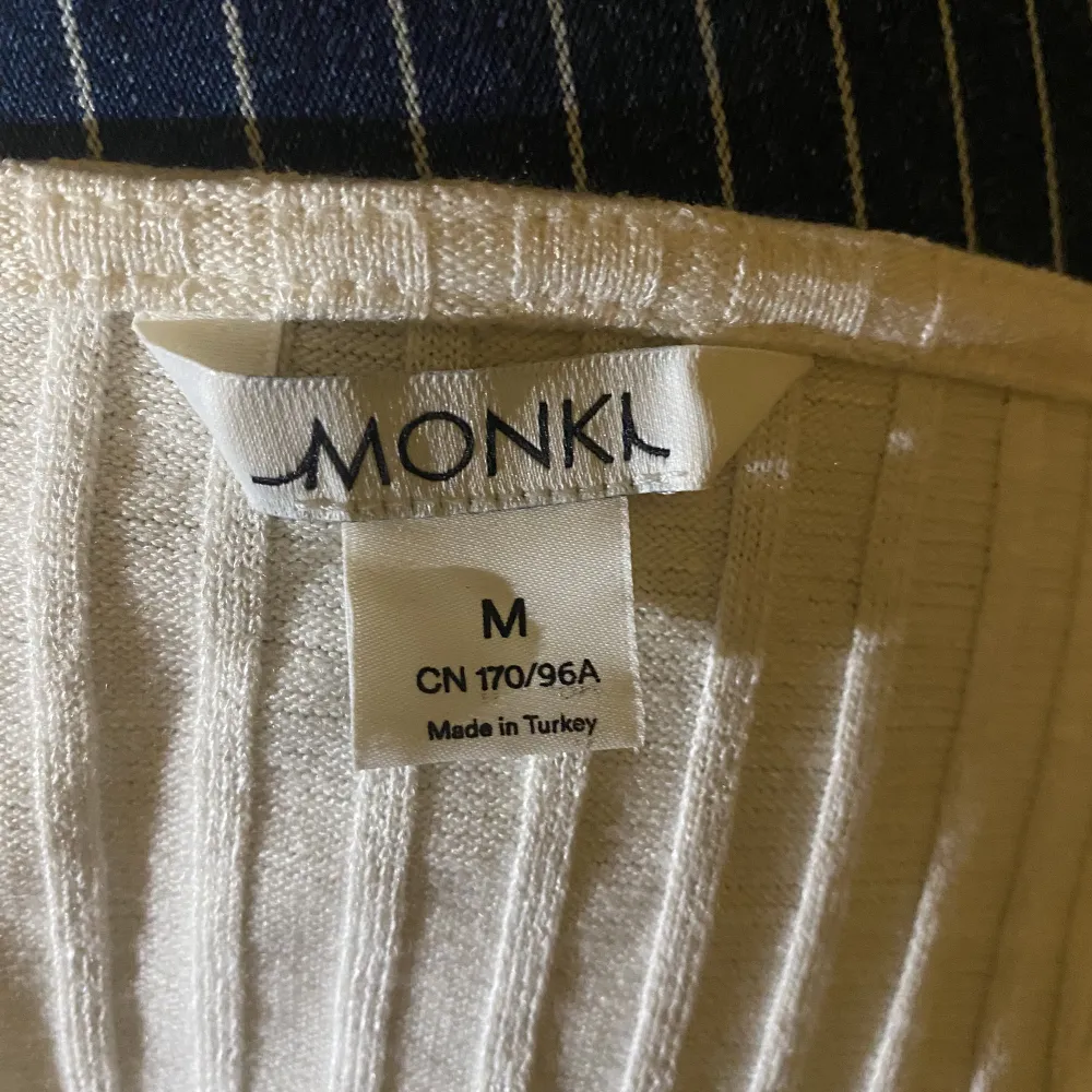 Ett vitt ribbat linne från monki. Använd fåtal gånger, max 4 gånger. Storlek M. Toppar.