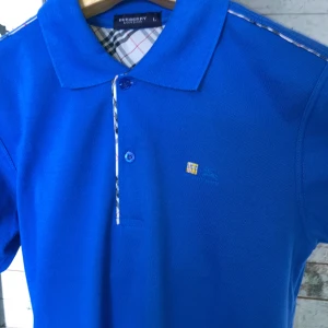 Burberry piké  - Burberry piké i 8/10 skick. Säljer då jag bytt stil o för en extra slant :)  Piké’n är storlek Large men passar utmärkt på mig som är en liten medium.
