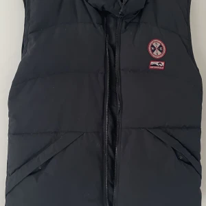 Väst  - Väst - vadderad. Varm och i okej skick. 