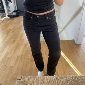 Svarta Levis jeans 501 som jag säljer för att de tyvärr inte kommer till användning, väldigt fint skick Max använda 3 ggr, jag är 160cm lång💕