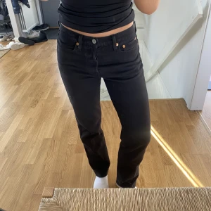 Svarta Levis jeans  - Svarta Levis jeans 501 som jag säljer för att de tyvärr inte kommer till användning, väldigt fint skick Max använda 3 ggr, jag är 160cm lång💕