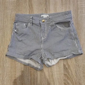 Korta randiga shorts - Korta randiga shorts från HM. Använda men fint skick. Säljes pga garderobsrensning.