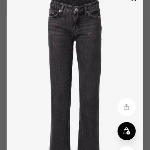Lowwaist jeans - Weekday jeans: arrow low  Aldrig använda. Strlk 24/30 Inte mina bilder*