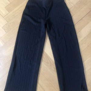 Byxor från Gina Tricot - ”Kostymbyxor” eller finbyxor från Gina Tricot. Oanvända och har en fin passform
