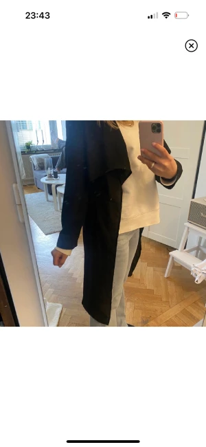 Trench - Så fin trenchcoat perfekt till våren, lapp borttagen tyvärr men tror den är från Bikbok eller Gina tricot o i strl XS. Fint skick!💙