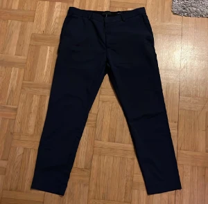 Linnebyxor - Linnebyxor i nyskick från Hm. Storlek 50, skinny fit. Passar bra till fest eller skolavslutningen. Tunt och skönt linnetyg. 