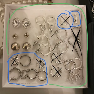 Massor av örhängen - Köp av fler smycken prioriteras.  Skick varierar, fråga gärna för info eller bilder.  Priser: kan diskuteras vid större köp men ett ungefär. BLÅ: 5kr GRÖN: 10kr RÖD: 20kr GUL: Helt nya från Dyrberg/Kern 75kr  Har fler annonser med smycken, kolla gärna!🥰