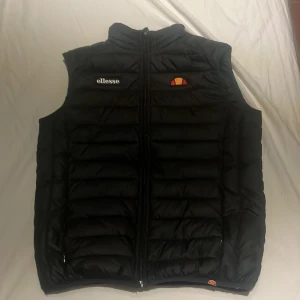 Ellesse Väst - Riktigt skön väst som jag har haft sen oktober typ o inte jätte använd 