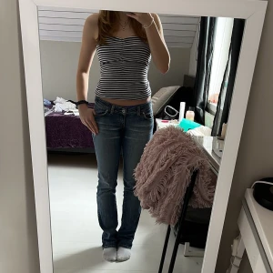 Randigt linne storlek S  - Jätte fint randigt off shoulder linne från hm. Skick nästan helt oanvänt 