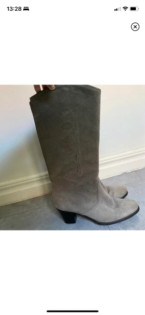 Stövlar - Mocca stövlar. 4-5 cm klack. 