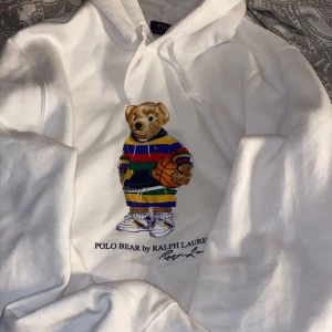 ralph lauren Hoddie - Vit hoodie i storlek XL, fint skick  Skickas emot fraktkostnad  800kr