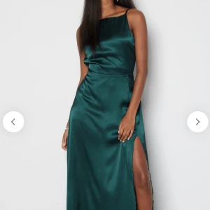 Grön balklänning - Min superfina balklänning från förra året 😍storlek 34 men det var för stort för mig så sydde in den i midjan, så den är ungefär storlek 32 nu 💕Totala priset blev 2000 kr, säljer för 1200kr men pris kan diskuteras