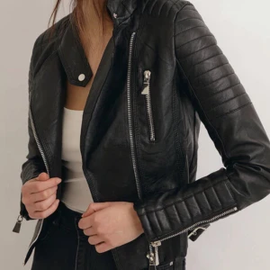 Skinnjacka Chiquelle  - Chiquelle moto jacket  Stl 36 men liten i storleken så mer som en 34.  Använd fåtal gånger  Skicka privat för fler bilder.  NYPRIS: 799 