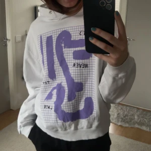 Hoodie med mönster - Säljer denna hoodie från NA-KD som jag tyvärr inte använder längre, helt skick men snöret i luvan fattas:/