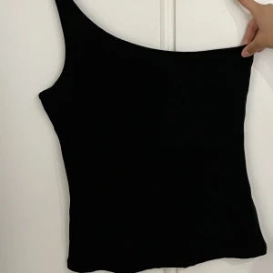 Off-Shoulder - Säljer denna svarta off-shoulder tröjan.