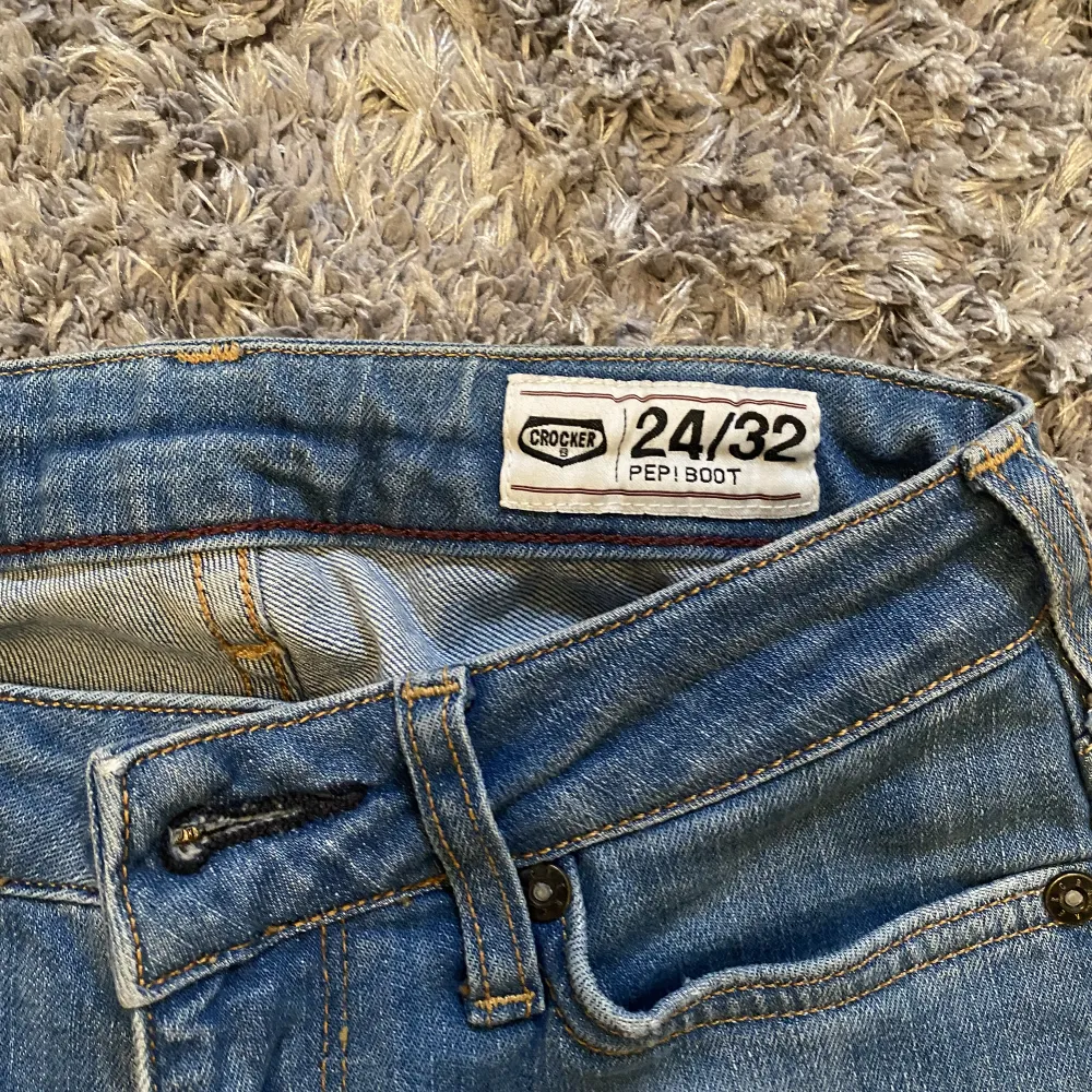 Ljusblåa jeans från crocker. Köpta här på plick men var inte så som jag tänkte. Säljer därför vidare. De är i fint  skick. Passar bra i längden på nån som är runt 160 cm😊. Jeans & Byxor.