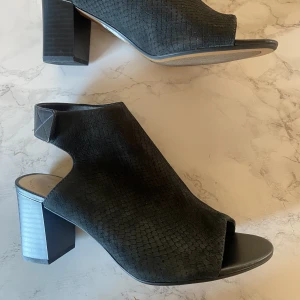 Clarks högklackat  - Jättesnygga oanvända Clarks.  Storlek 39 men passar också mig som har 38.  Nypris 995:-