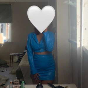 Blå sett - Kjolen 70 kr + frakt toppen 60kr + eller båda 135kr + frakt 