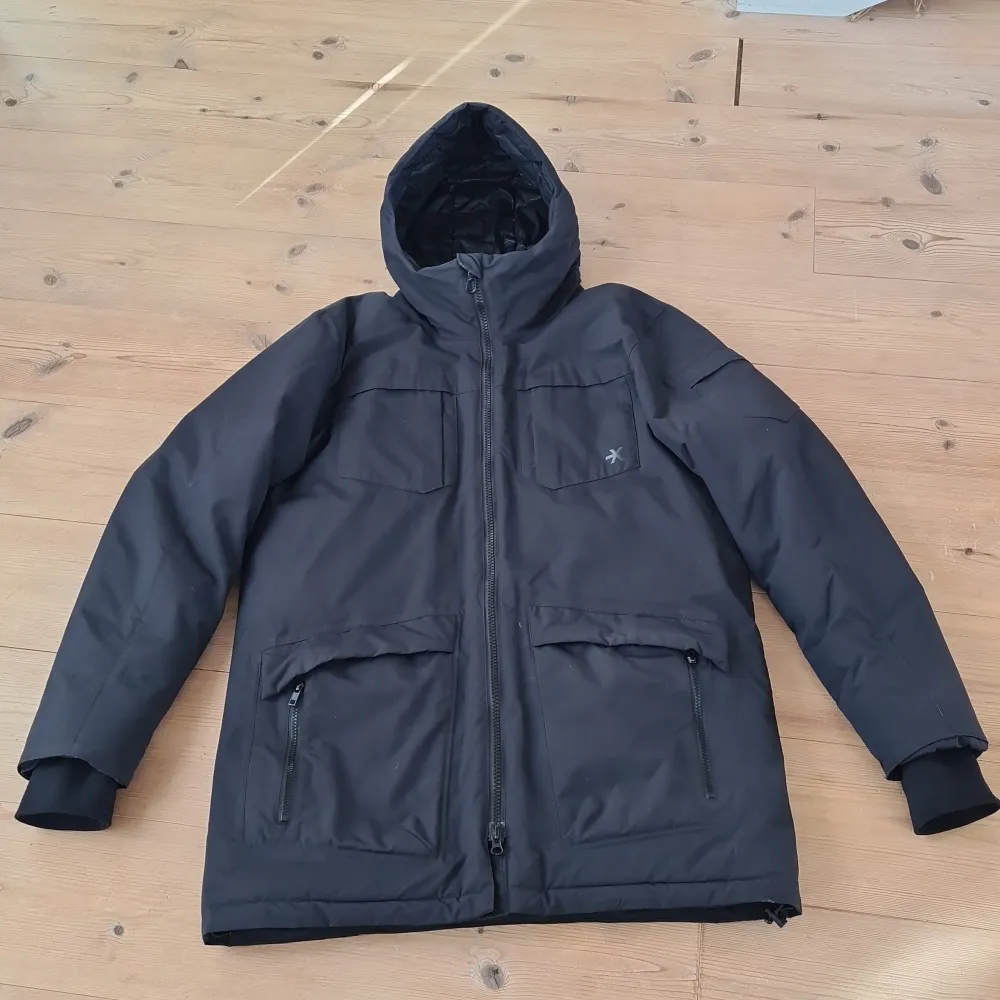 En varm och skön vinterjacka/parkas från everest i mycket fint skick. Jackan är lång och täcker ungefär halva mina lår (jag är 189cm lång. Takit.
