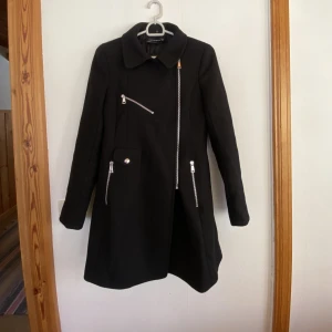 Kappa - Jättefint skick, använd endast två gånger. Passar en small också. Nypris: 1000:-  