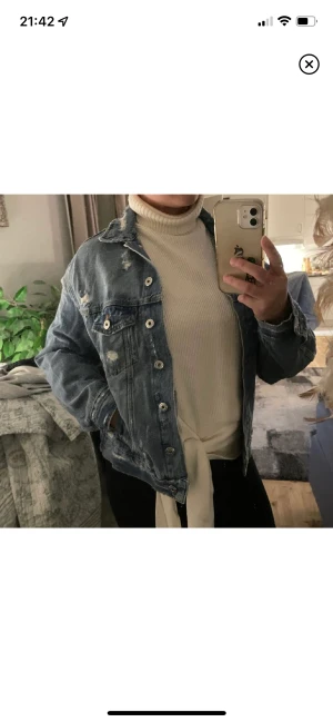 Jeans jacka  - Fint skick och är i storlek XS men är oversize och jag har S vanligtvis. 