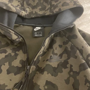 Nike tröja  - Skit snygg Nike tröja, använd 2 gånger. Den är i storlek S men skulle säga att den är mer som en M. Köpt för 700, inga defekter. Pris kan självklart diskuteras ❤️