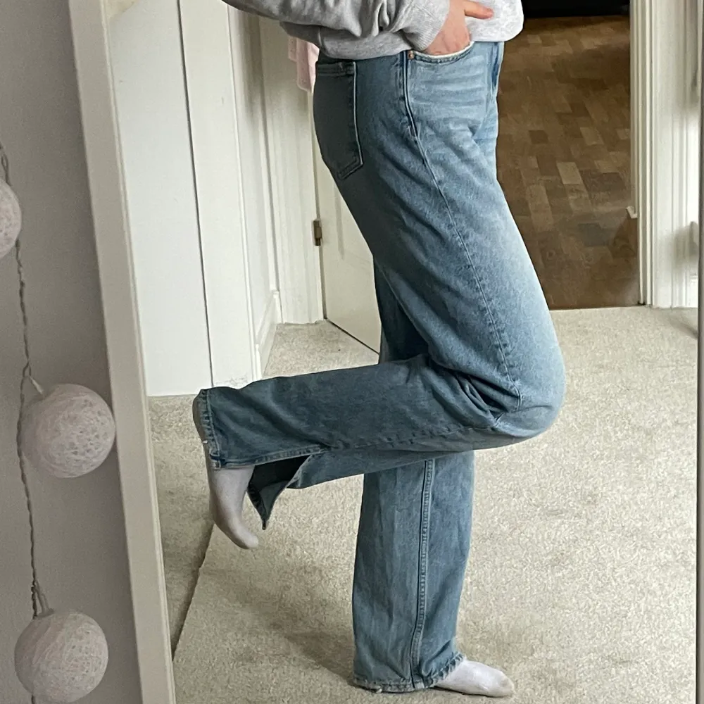 Säljer dessa jeans från ginatricot i modellen 90’s slits jeans🦋Använda men i gott skick:) Möts upp i Stockholm eller fraktas (köparen står för frakten) 🦋. Jeans & Byxor.