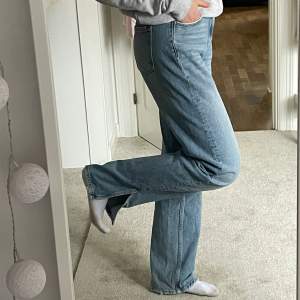 Säljer dessa jeans från ginatricot i modellen 90’s slits jeans🦋Använda men i gott skick:) Möts upp i Stockholm eller fraktas (köparen står för frakten) 🦋