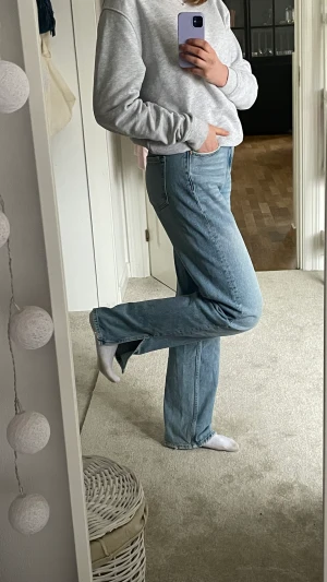 90 slit jeans  - Säljer dessa jeans från ginatricot i modellen 90’s slits jeans🦋Använda men i gott skick:) Möts upp i Stockholm eller fraktas (köparen står för frakten) 🦋